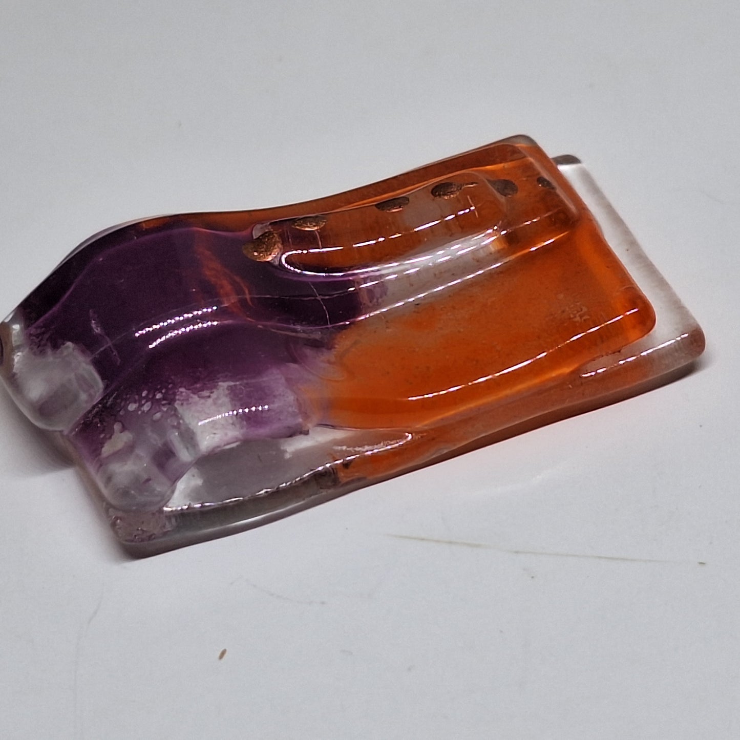 Dije anaranjado y morado