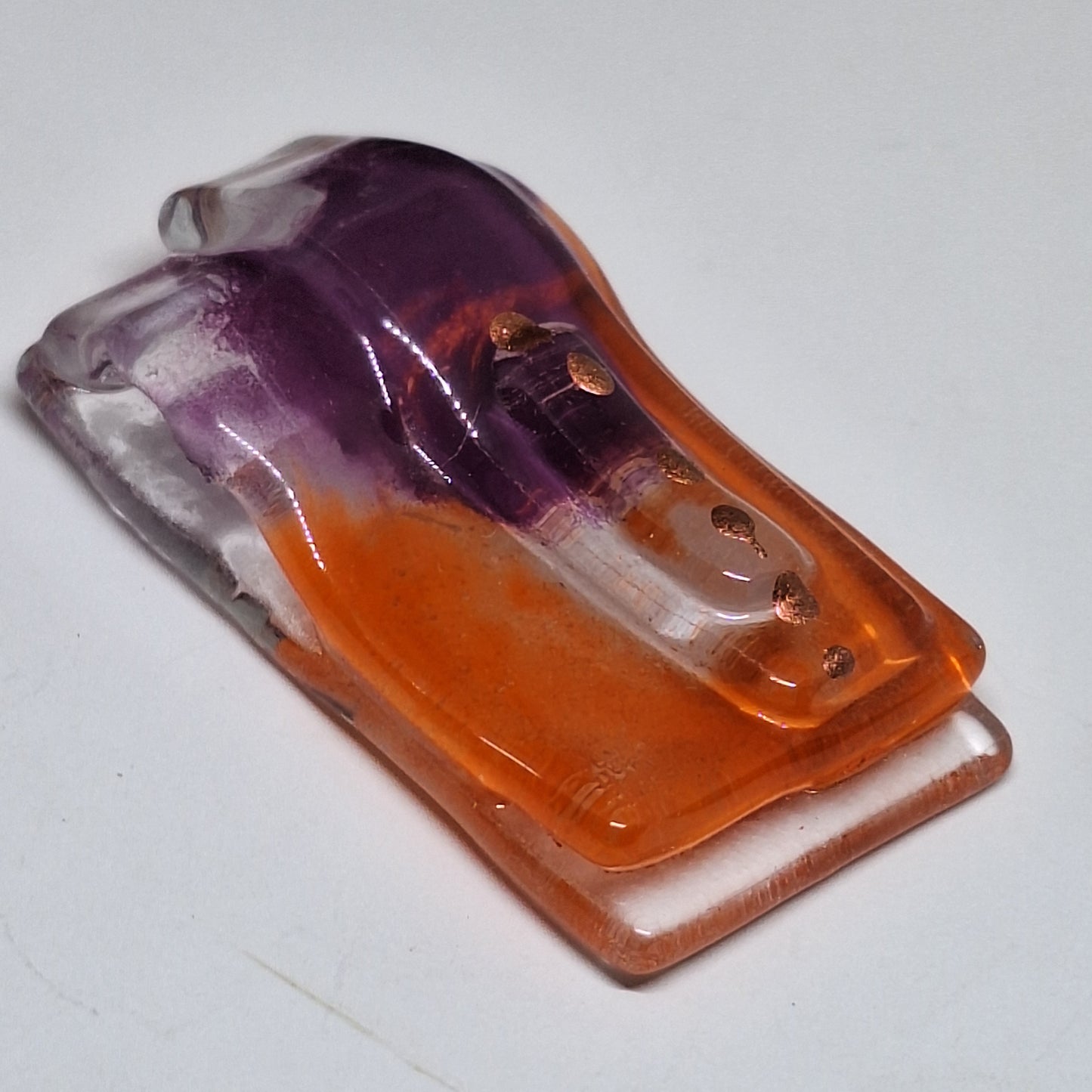 Dije anaranjado y morado