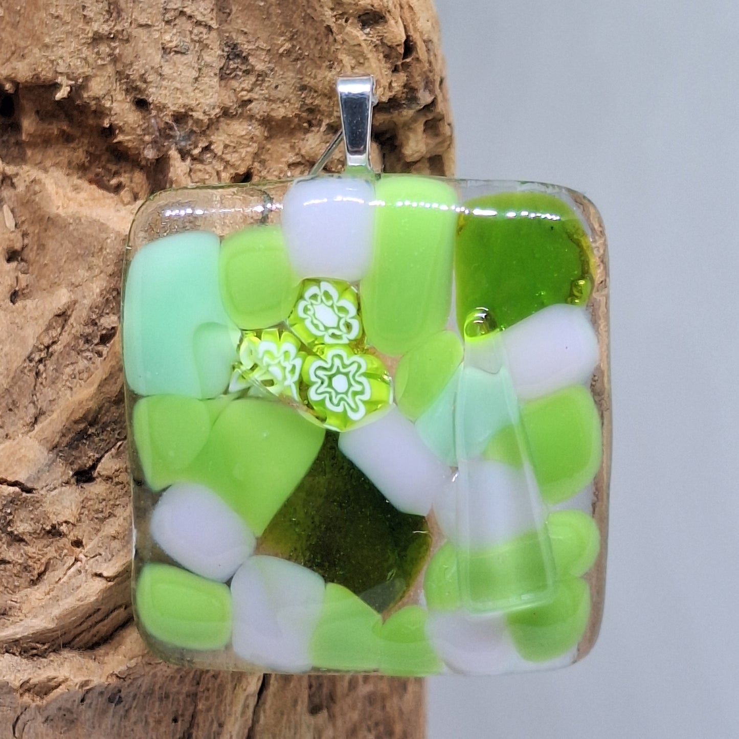 Dije flores en verde