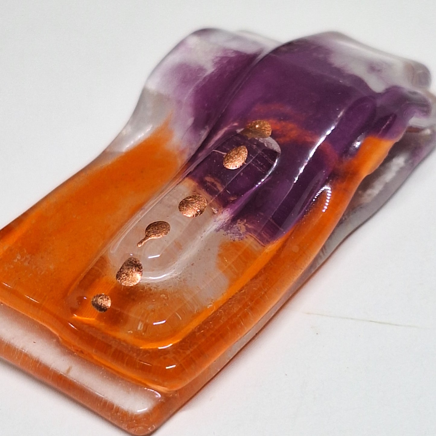 Dije anaranjado y morado