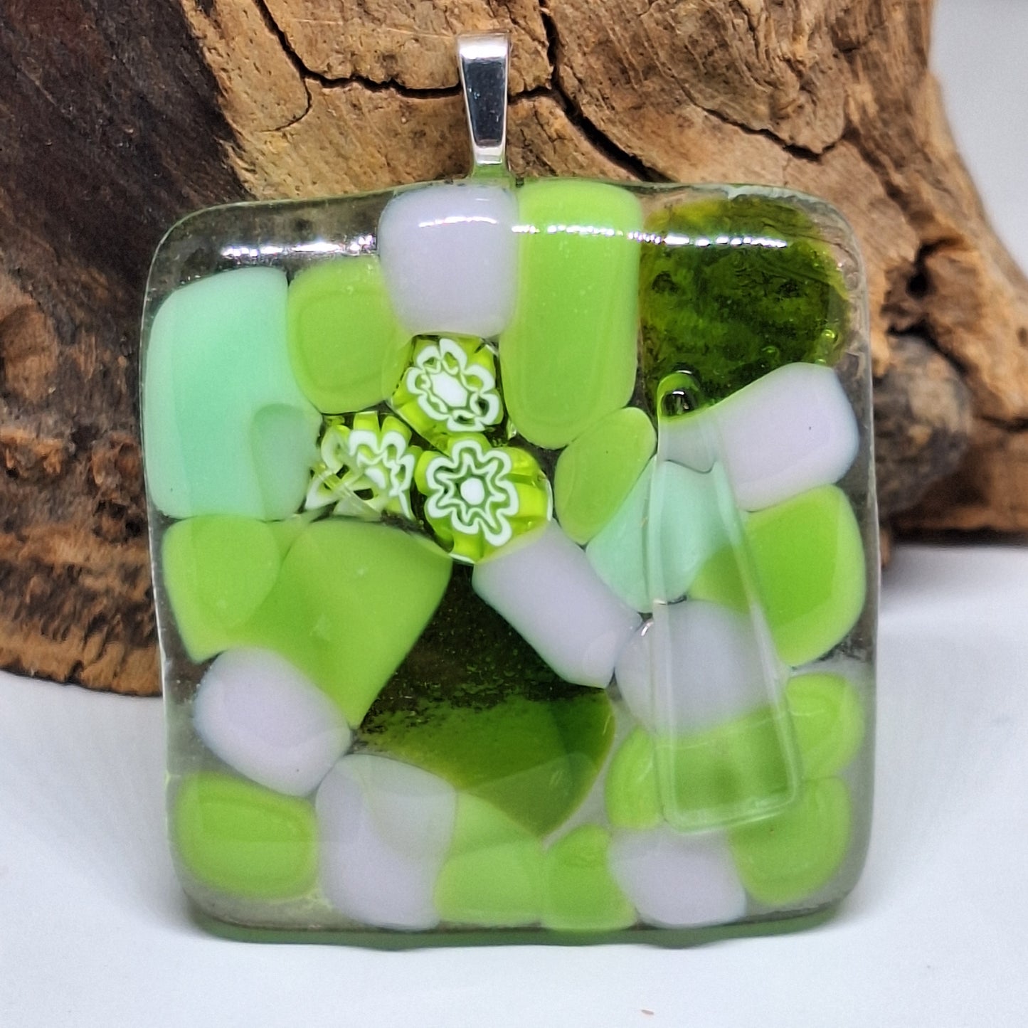 Dije flores en verde