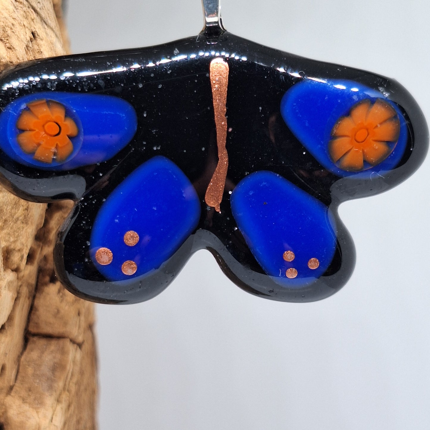Mariposa flores rojas
