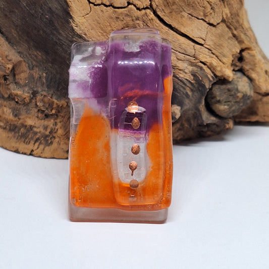 Dije anaranjado y morado