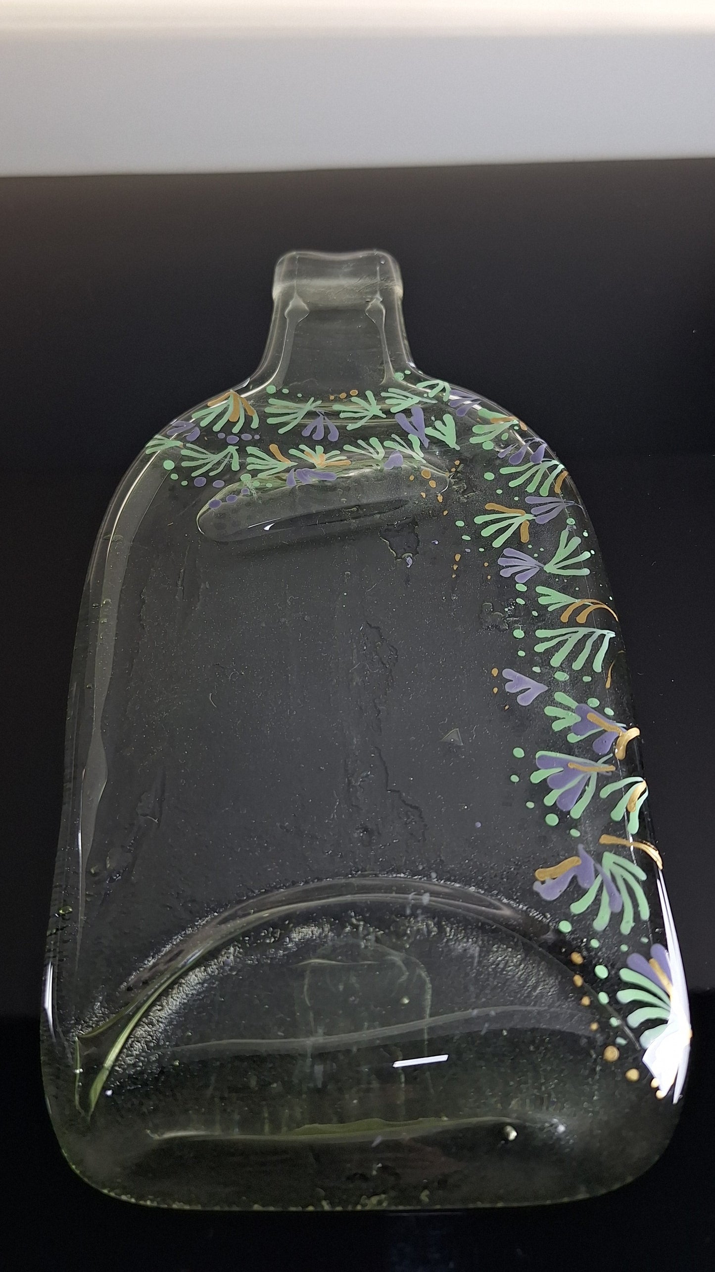 Platos de botellas aplanadas