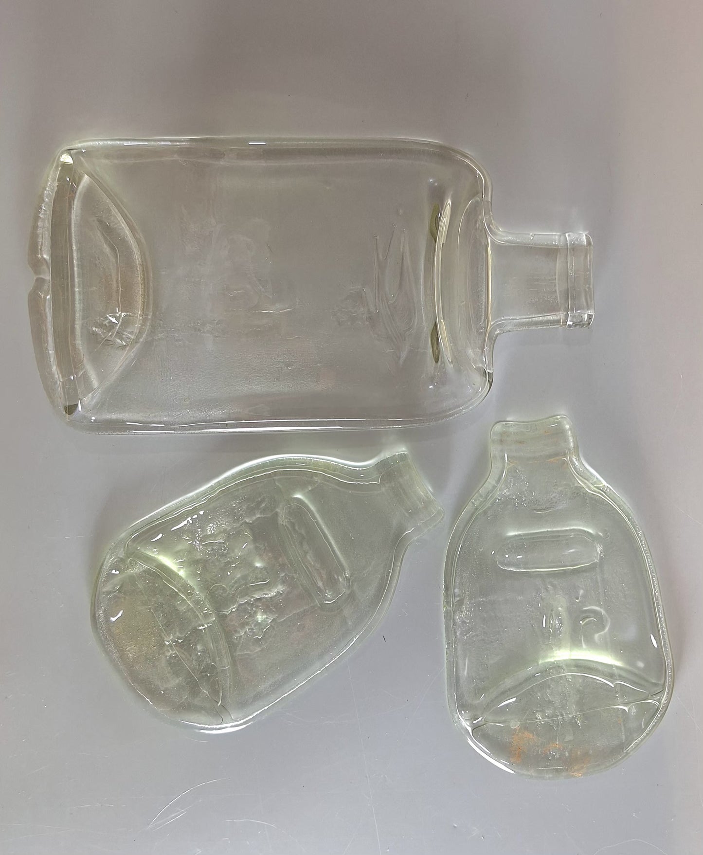 Plato de botellas de vidrio